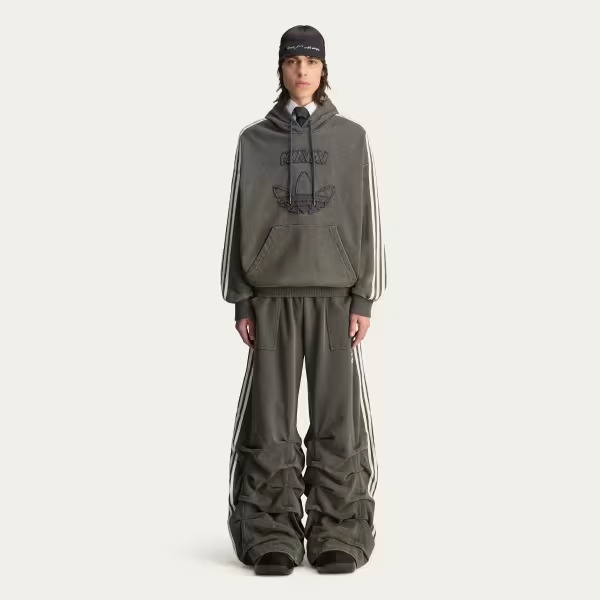 FearOfGod2013's tweet photo. 最近のアイテム。ACRONYM、J68W-BQとP30AL-Eをセールで。adidasのAVAVAVコラボのトラックパンツ。どれもめちゃくちゃ着てます。 https://t.co/a27xjPq7dW