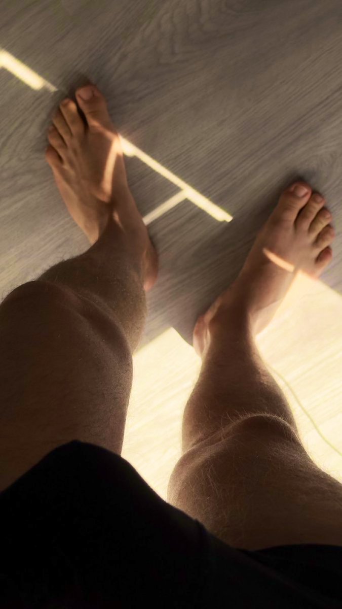 The best way to start the day is gooning to these big feet