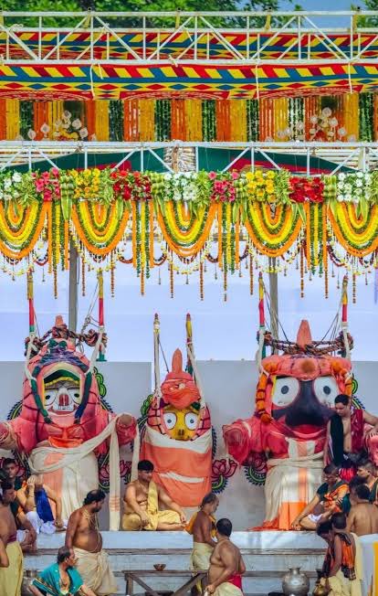 ua_shirin's tweet photo. Received from Jagannath temple
Courtesy- Rajat Sahu
Jai Jagannath
🙏🙏
जब भगवान जगन्नाथ स्वयं 108 कलशों से स्नान करते हैं,
तो यह केवल एक परंपरा नहीं — एक पवित्र आह्वान है:
अपने मन, वचन और कर्म को शुद्ध करने का।
#DevSnanPurnima #JaiJagannath #Bhakti #SnanaYatra #JagannathPuri https://t.co/woEaHinO83