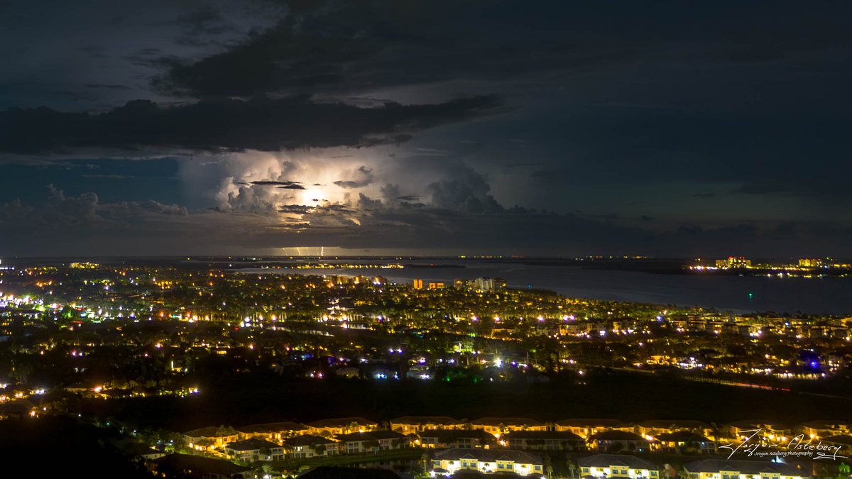 jka62's tweet image. My first lightning of the year.
Looking west out over the mouth of the mouth of the Caloosahatchee river. Thunderstorm way out in the gulf.@MattDevittWX , @JasonDunning