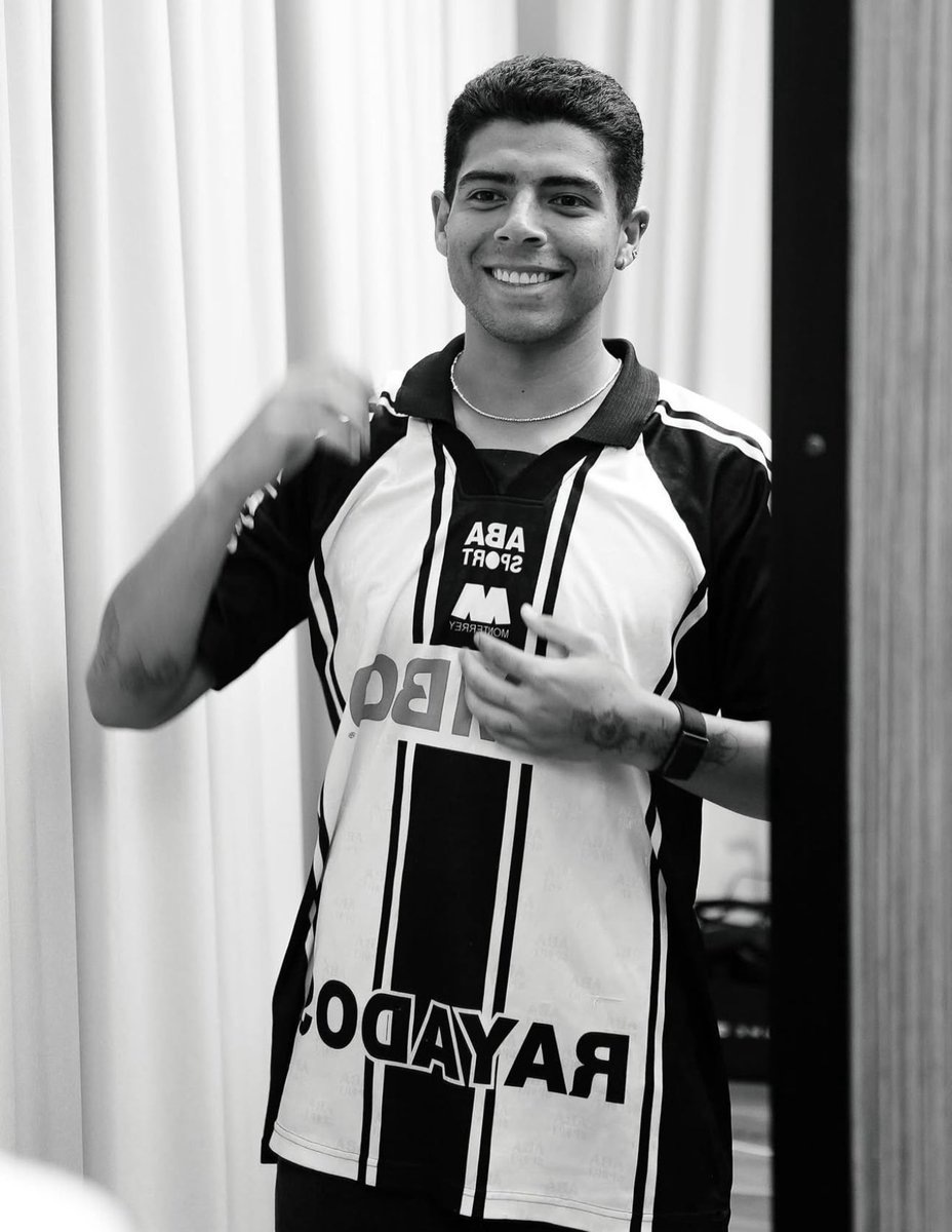Víctor Guzmán presumiendo una jersey retro de Rayados en sus redes sociales. ¡De gala el ‘Toro’! 😮‍💨🚬