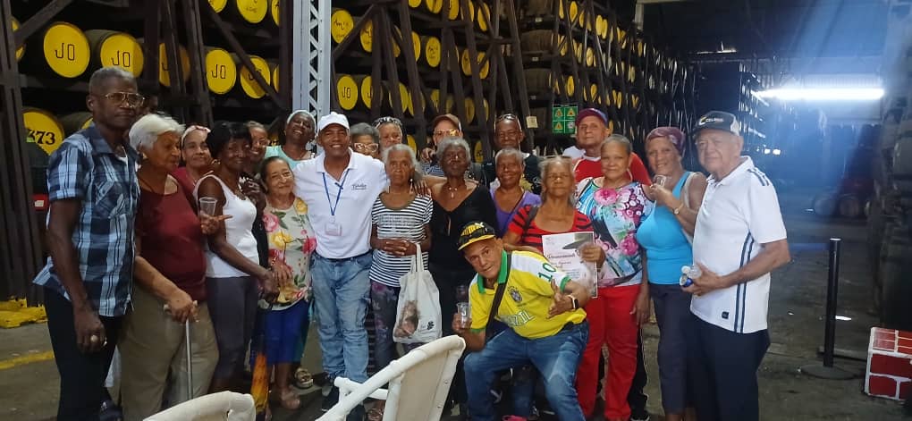 En el día de hoy celebramos un emotivo reencuentro con los jubilados de la Ronera Santiago de Cuba , protagonistas de la historia y el legado de nuestra querida institución. ¡Gracias a todos por mantener viva la esencia de la Ronera! 🥃❤️  
#UnidosXCubaRon 
#FamiliaRonera