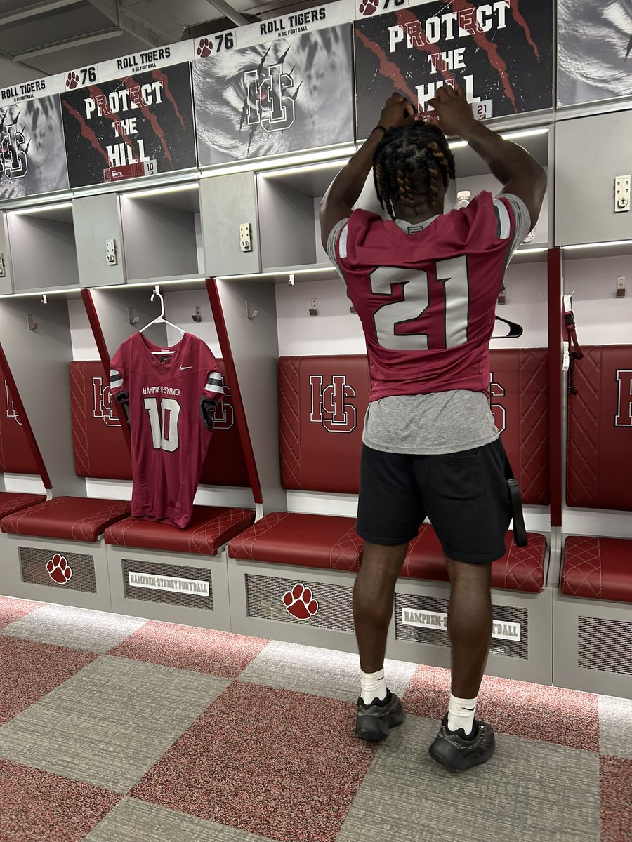 Xavierhwrd_3's tweet photo. Great time at Hampden Sydney 🐯🐯today can’t wait to get back up for a game day visit and hopefully the official visit. #bigthingstocome @Coach_Luvara @ZachZullinger @Coach_McGuire5 @CAPSfootball https://t.co/pEKIkbIEff