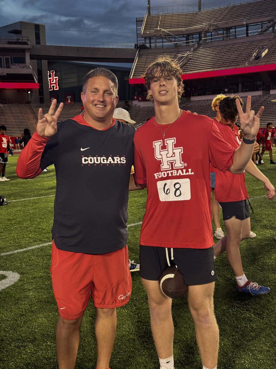 parker_num8's tweet image. Had a great time today at @UHCougarFB!
I loved the atmosphere and amazing facilities, and really appreciated coach Bell and coach Carson’s hospitality.
@CoachRCHemric @CoachSherms @CoachWEFritz @j_wayne3 @coach_rb3 @CoachHenryStone @Bell_Brian_ @Coach_Nagle @CoachShawnBell…