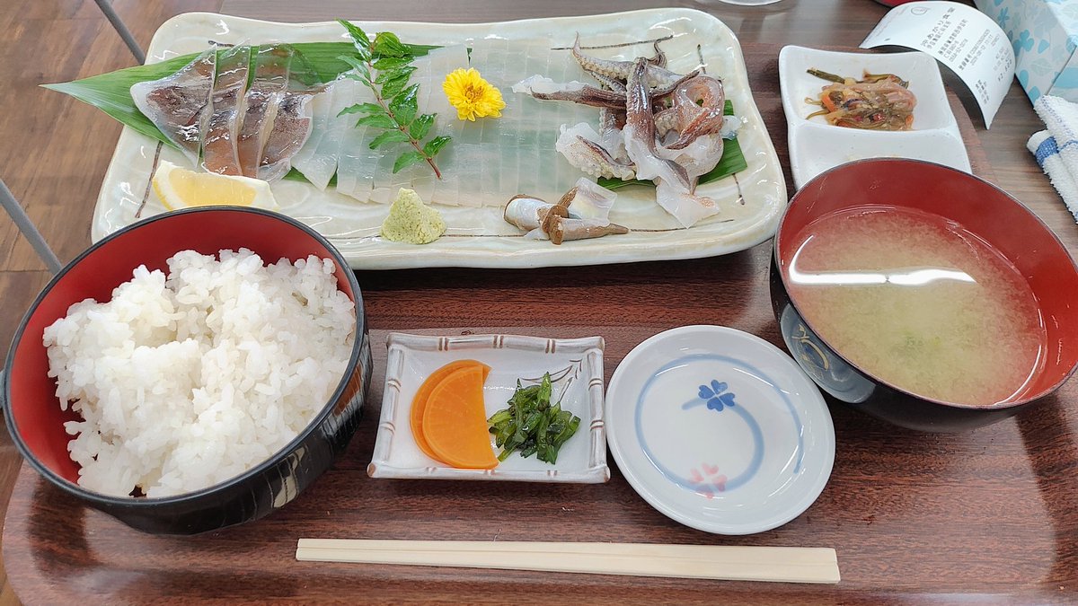 jona_pegaso's tweet photo. 伊豆まで来たよ〜🏍️
今日のランチは
ちょっと贅沢に
沖あがり食堂で
活いか定食！🦑

#ツーリング
#mt09traser
#traser
#沖あがり食堂 https://t.co/mqwlnOh3k3