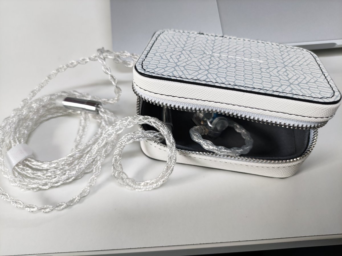 ✨Blessing 3、夏にぴったりのつるん透明感〜💙

見た目も音もすっきり涼やか〜〜🎐🌊

🌈お耳から、夏のときめき始まっちゃうよ〜☀️
 #blessing3　#水月雨 #moondrop #夏のごほうびイヤホン