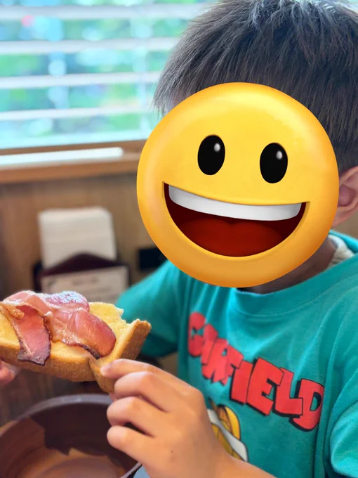 カフェモーニング 息子はトーストとフルーツヨーグルト。 私はカヤトースト。 #HAL成長日記