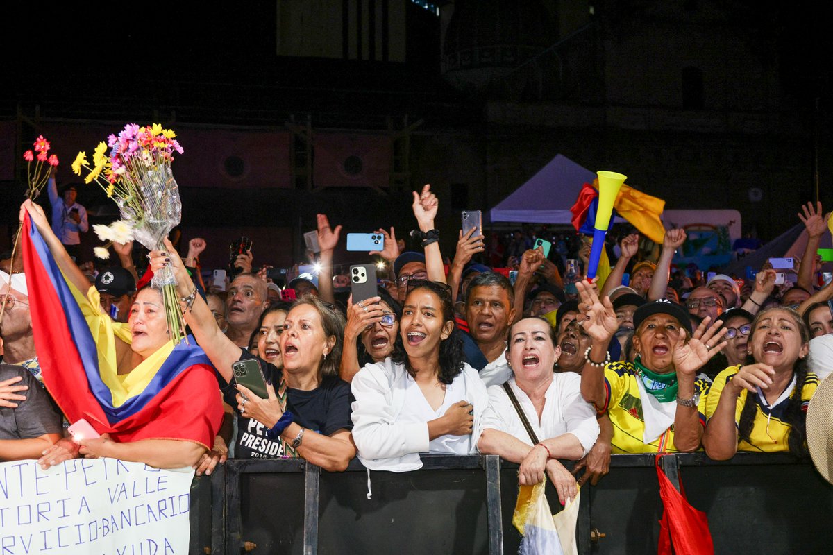 Hoy, en Cali, se vivió una multitudinaria Concentración por la Paz y la Democracia liderada por el pueblo caleño y acompañada por el Presidente @PetroGustavo, quien manifestó que la Consulta Popular por los derechos laborales es una propuesta para vivir y para dialogar sanamente,