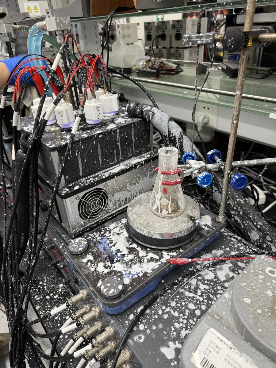 qureshichemist's tweet photo. A blast morning 💥😂😂 
#Electrochemistry https://t.co/TE838Q3sDp