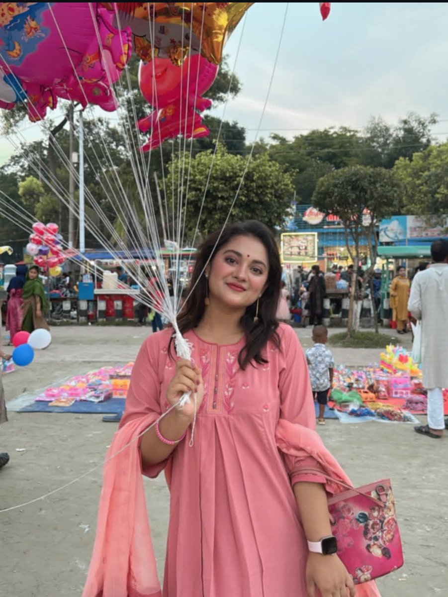 drsanika0's tweet image. गांव के पास का मेला देखने पहुंचे थे,
गरीब बच्चे को गुब्बारा बेचते हुए देखा तो उसके सारे गुब्बारे डबल दामों में ख़रीद लिया।