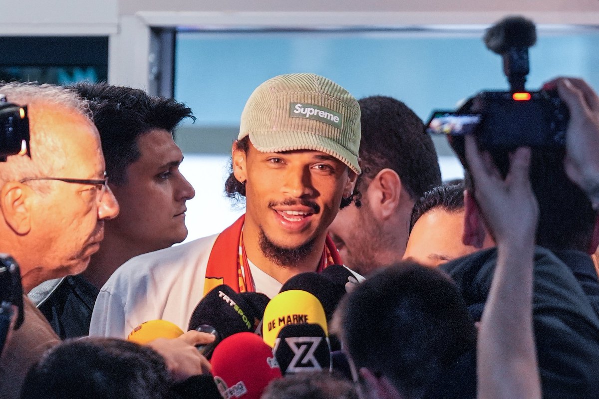 CGTNSportsScene's tweet photo. 🇹🇷 #Galatasaray threw down gauntlet by signing #LeroySane from #BayernMunich, yes, that German winger, with contract until 2028 and €15M net a year. 

📊Sane’s Bayern resume: 220 games, 61 goals, 55 assists. A true star.
 
😊The guy’s arrived in #Istanbul to a hero’s welcome. https://t.co/IlFZk4ALq0