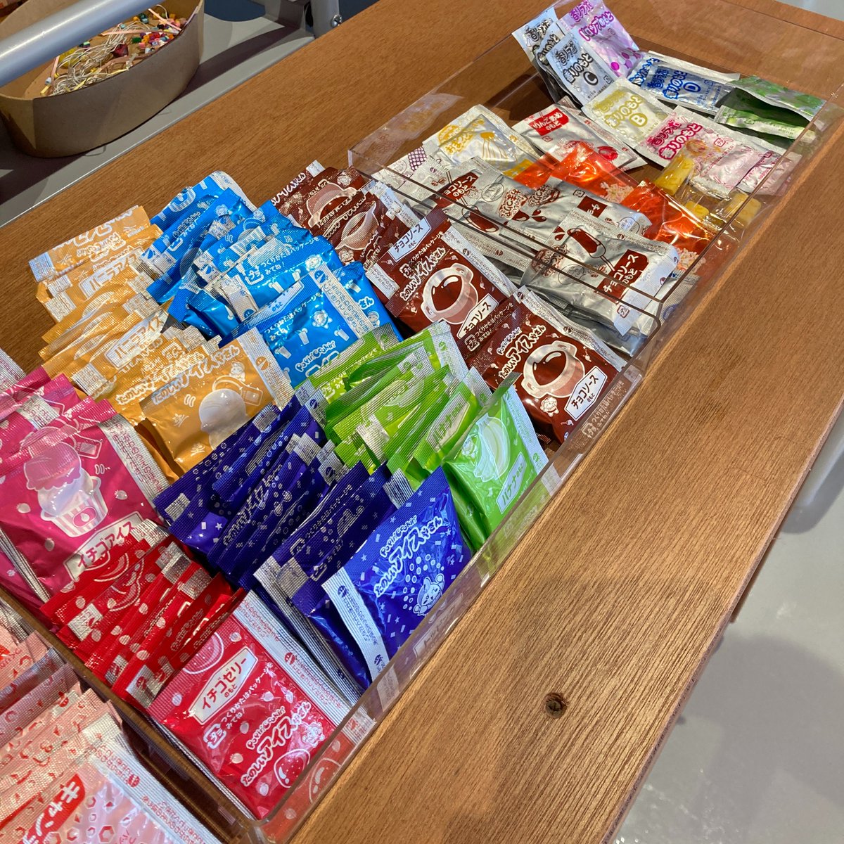 Kracie_foods's tweet photo. 箱の中の物の感触を表現する触感あそびをしたり、ワークシートを使いながら、試行錯誤✨

理想の味や香りを追求したり、商品ターゲットを決めるなど、コンセプトづくりやネーミングまで、本物さながらの商品開発を体験していただきました🤗 https://t.co/XDVzPYe1Em