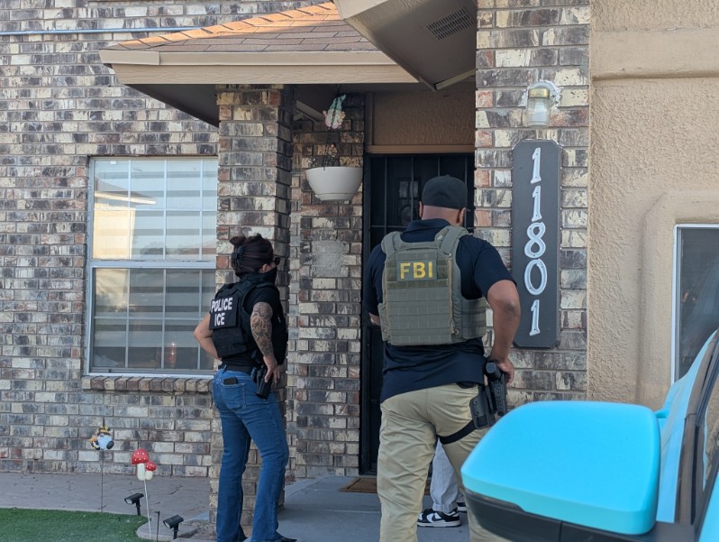 miFBIElPaso (@mifbielpaso) on Twitter photo FBI El Paso continúa trabajando junto a <a href="/ICEgov/">U.S. Immigration and Customs Enforcement</a> en iniciativas de aplicación de la ley de inmigración. Con un apoyo en tácticas como en tecnología, están atacando y eliminando eficientemente a los delincuentes violentos para garantizar la seguridad de nuestras comunidades. FBI El Paso continúa trabajando junto a <a href="/ICEgov/">U.S. Immigration and Customs Enforcement</a> en iniciativas de aplicación de la ley de inmigración. Con un apoyo en tácticas como en tecnología, están atacando y eliminando eficientemente a los delincuentes violentos para garantizar la seguridad de nuestras comunidades.