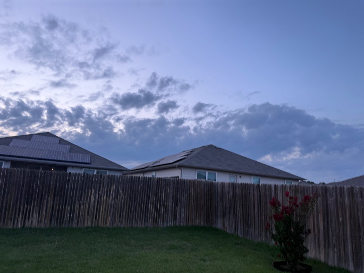 lopez_seba76118's tweet image. What a beautiful sunset with Sun and clouds but ready for that heavy rain