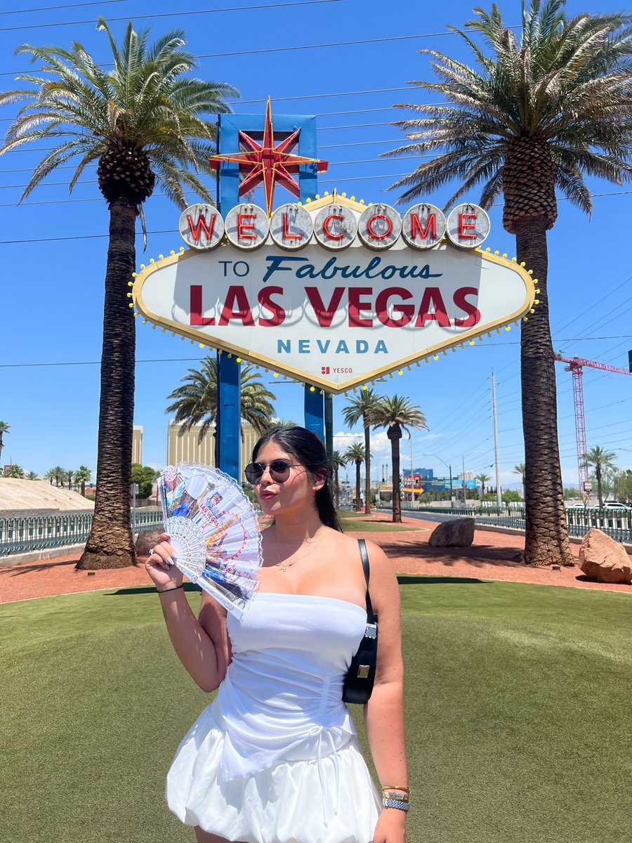 maferg97's tweet photo. vegasssss con amigas <3333 https://t.co/3zioiT0Jii