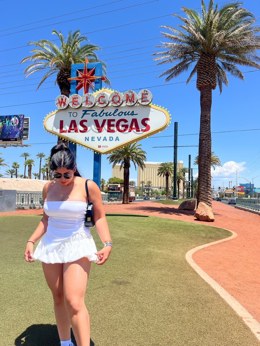 maferg97's tweet photo. vegasssss con amigas <3333 https://t.co/3zioiT0Jii