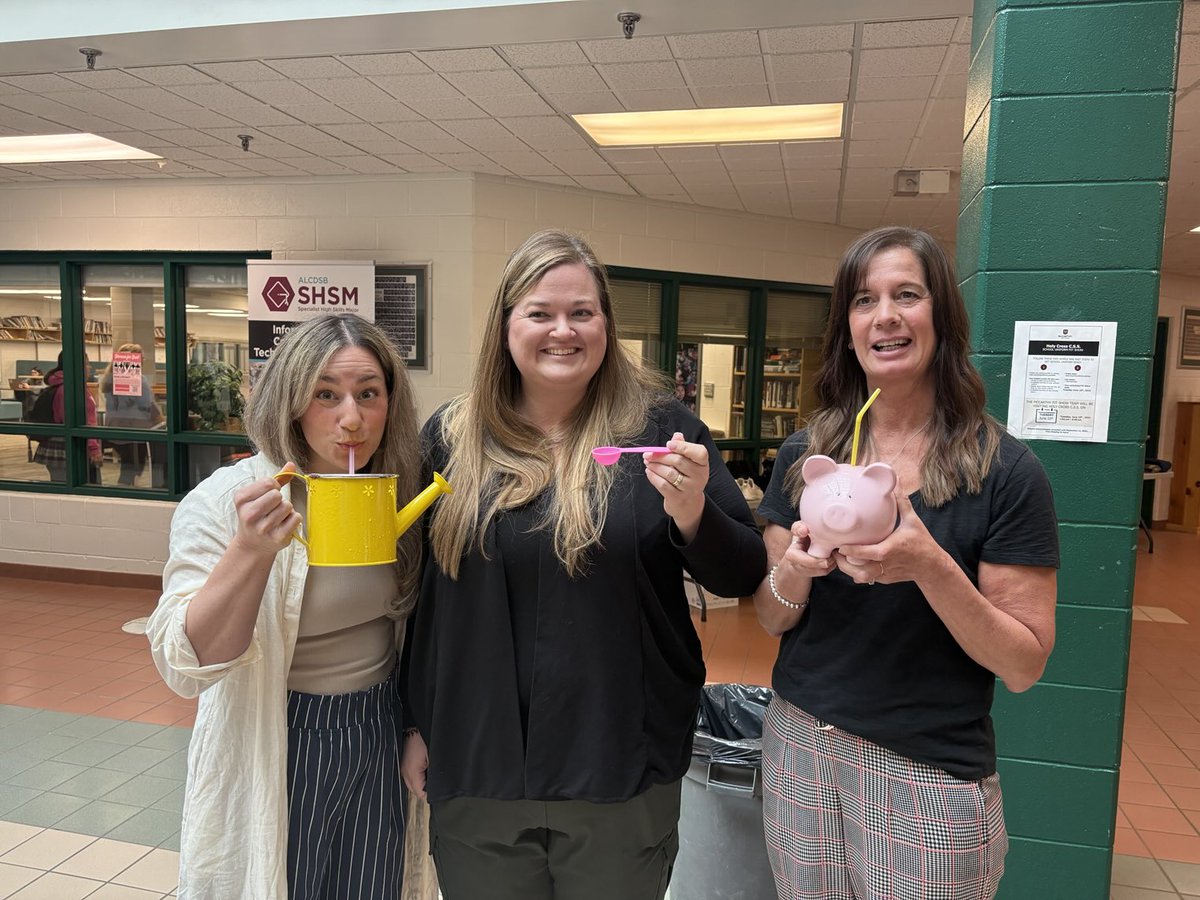 terrianndaniel's tweet image. Interesting water bottle, ladies. What is going on with HC staff this week?!?