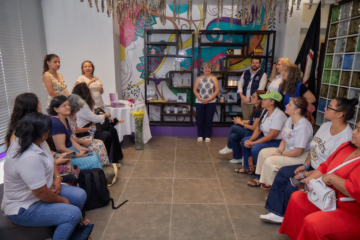 La <a href="/OFPMujeres/">OFP</a> entregó un emotivo reconocimiento a la Defensora del Pueblo, <a href="/MarnIris/">Iris Marín Ortiz</a>, en la Casa de la Memoria y los Derechos Humanos de las Mujeres de Barrancabermeja, por su compromiso con la defensa de los derechos de las mujeres y las comunidades de la región. #BuenFuturoHoy