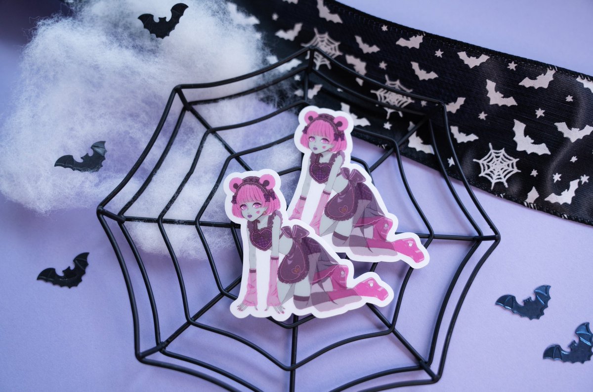 #Imaginethereverseside展　にて販売するLipBearアイテム🐻‍❄️💋
MAKIさんコラボのLipちゃんTシャツ・ステッカー・メモパッド🎀
7さんコラボのLipちゃんコースター・ゾンビLipちゃんステッカー💜
他まだ増える予定です…💕