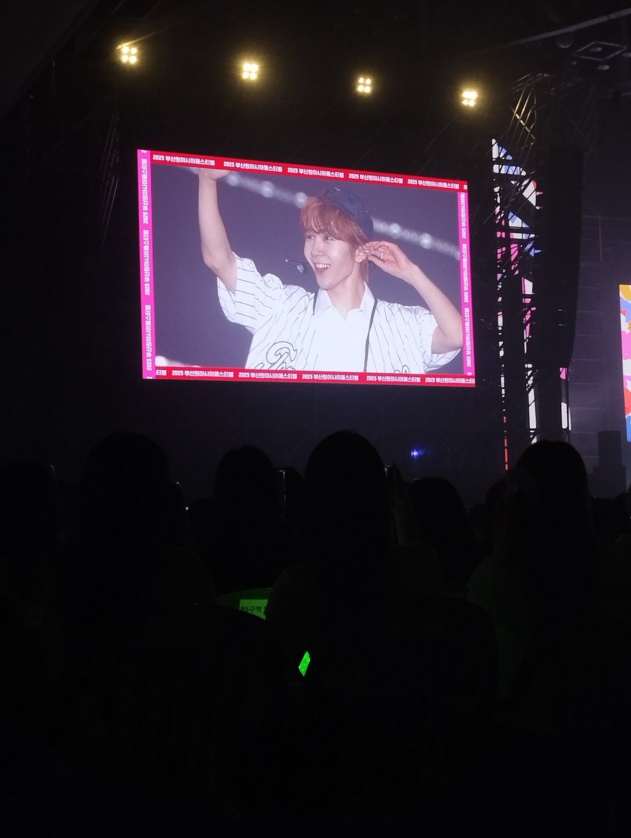 Bon... J'ai vu les Wishies à Busan et je peux vous assurer que le jour où ils font un Europe Tour, ça vaudra VRAIMENT le coup d'aller les voir 😋💚
Ils ont percormé Poppop, Dunk Shot, Steady, Hands up (!!!!!), et Make you shine