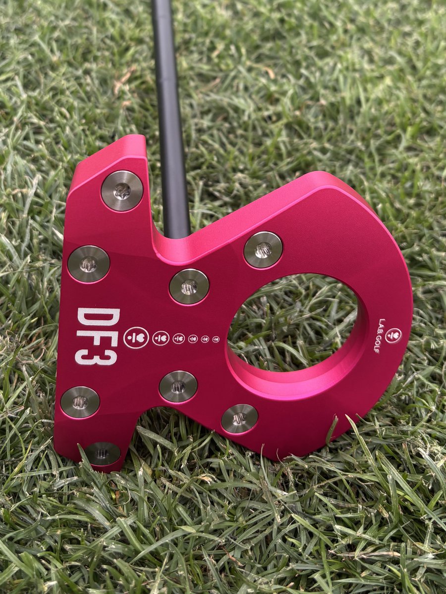 momochanforyou's tweet image. グリーンにめちゃくちゃ映えるピンク🩷
ショートパットはやっぱり従来のパターと全然違いますね☺️LPGA選手も何人か使ってました。
これからロングの距離感を練習します👍

#LABPUTTER
#LABGOLF