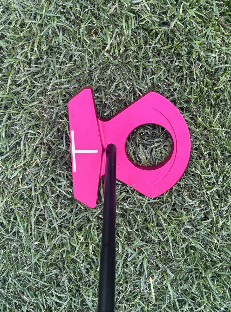 momochanforyou's tweet image. グリーンにめちゃくちゃ映えるピンク🩷
ショートパットはやっぱり従来のパターと全然違いますね☺️LPGA選手も何人か使ってました。
これからロングの距離感を練習します👍

#LABPUTTER
#LABGOLF