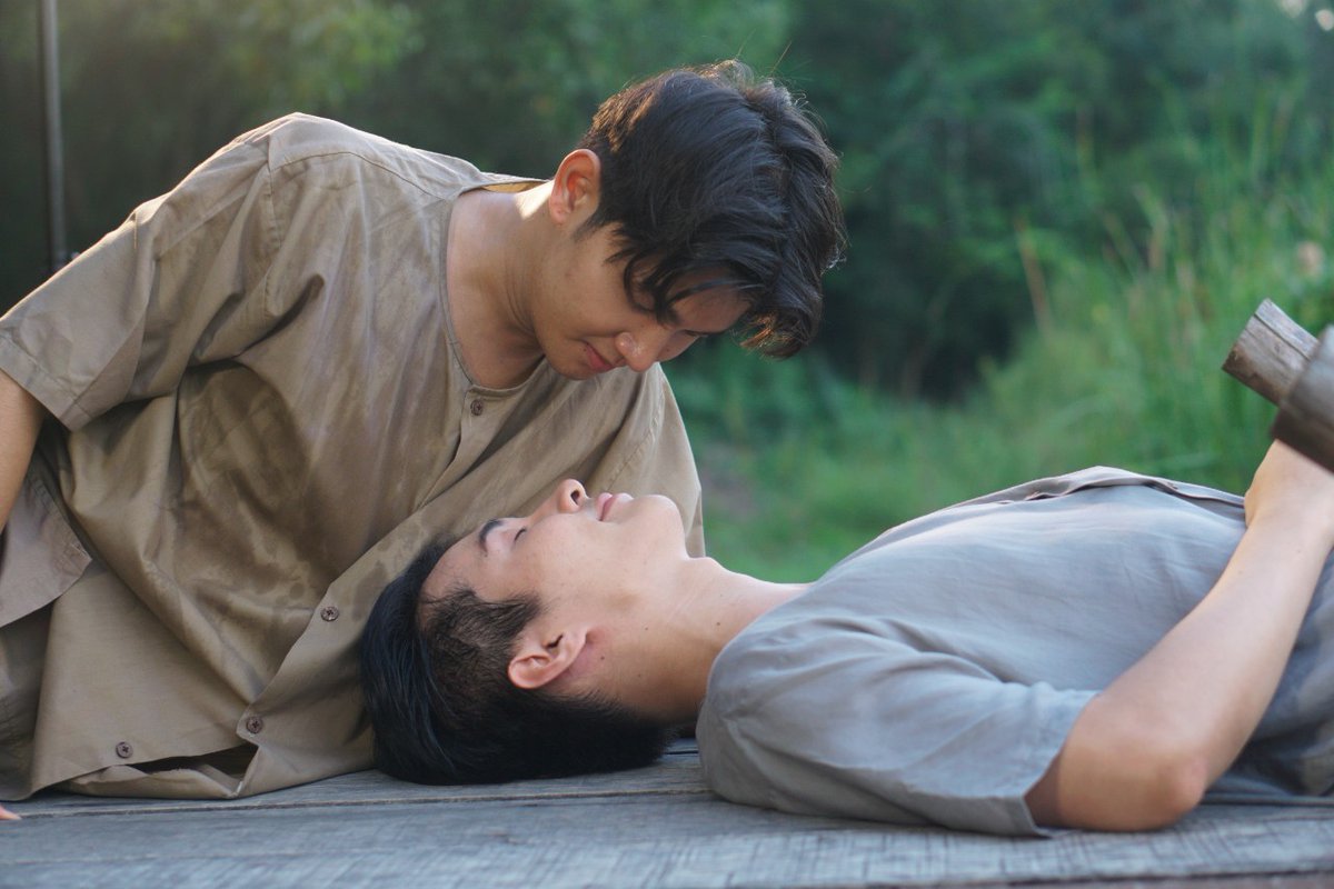 BuddyLifeTH's tweet photo. "ไม่ได้ตั้งใจจะตกหลุมรัก…แต่มองตากันแค่นี้ ใจก็หลุดไปแล้ว 💘 #ลอยแก้วEP5 #เล้งแสตมป์"

"Didn't mean to fall for you… but one look, and I was gone 💘 #LoyKaewEP5 #LengStamp"

“本没打算坠入爱河，但一个眼神，就彻底沦陷了💘”
#漂浮的爱EP5 #LengStamp https://t.co/ljDa2oRoIT