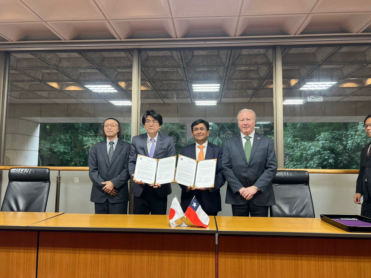 Chile en Japón / Chile in Japan (@embchilejapon) on Twitter photo Asistimos a la firma del MdE entre el <a href="/GOREAntofagasta/">Gobierno Regional Antofagasta</a> y la <a href="/UTokyo_News_en/">UTokyo | 東京大学</a> sobre ciencia, educación y astronomía 👏
El acuerdo trae numerosos beneficios para la Región de Antofagasta, fortalecerá la cooperación científica 🇨🇱🇯🇵 y profundiza aún más la relación bilateral. Asistimos a la firma del MdE entre el <a href="/GOREAntofagasta/">Gobierno Regional Antofagasta</a> y la <a href="/UTokyo_News_en/">UTokyo | 東京大学</a> sobre ciencia, educación y astronomía 👏
El acuerdo trae numerosos beneficios para la Región de Antofagasta, fortalecerá la cooperación científica 🇨🇱🇯🇵 y profundiza aún más la relación bilateral.