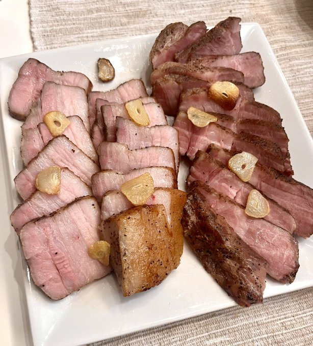低温調理豚肉🐷(左:豚バラ/右:豚肩ロース)
岩塩、柚子胡椒が合います。 