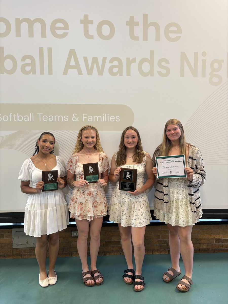 epchssb's tweet image. Celebrated our 2025 softball season tonight 💚
This year brought so much growth & success. We’re proud to know our program is full of great student-athletes. Thank you to both players & families for another memorable season!
#RideAsOne 🥎💚🐎