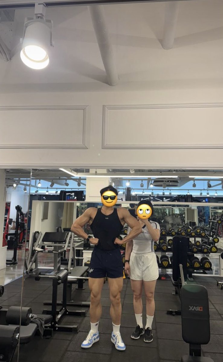 어제 런닝하다가 구석진곳가서 한발뽑았음
누가 올까 조마조마 해서 그런지 정액미친듯이 나옴