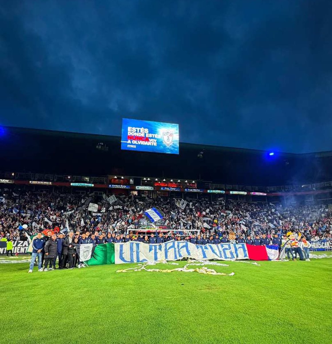 Que pinche fotaza; cuando afición y equipo juegan y jalan hacia el mismo lado siempre se logran grandes resultados.

Que orgulloso de este equipo y de toda esta afición.

VAMOS PACHUCA. 💙🤍