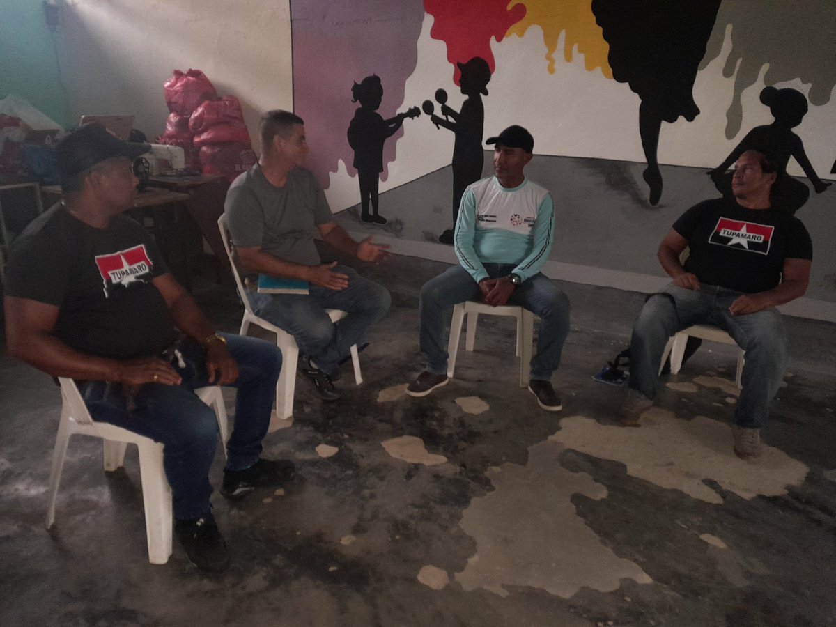 📍Municipio Sucre | La Dirección Operativa Regional se desplegó junto a la militancia para orientar y fortalecer la organización.
¡Tupamaro avanza con conciencia, desde las bases y sin freno! 🔴⚫
#VamosConTodo #FuerzaRebelde #TupamaroEstáEnLaCalle