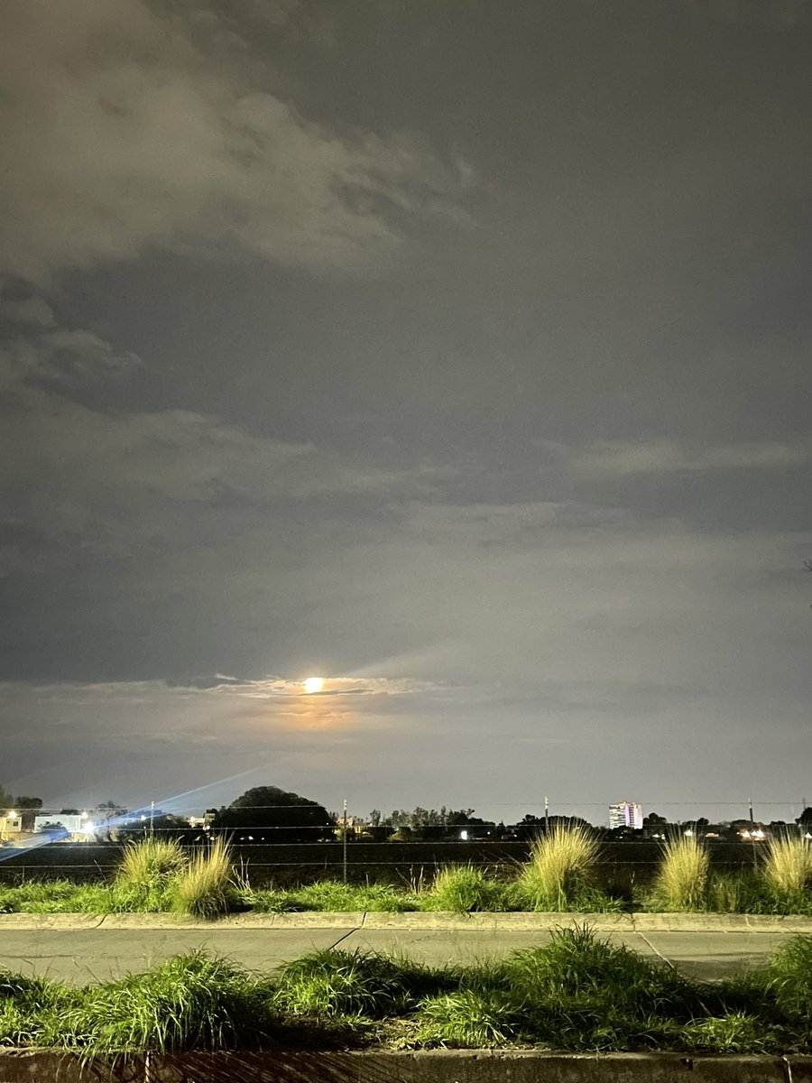 Luna como súper nova…

#Limerencias 

Junio 11, 9:00 pm 👇🏻