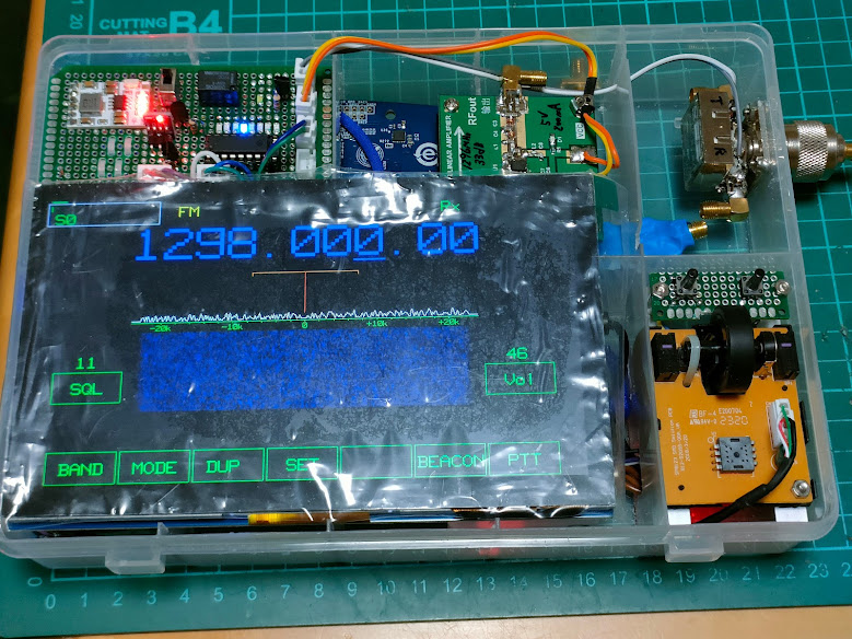 MASAFUKUI2's tweet image. #PlutoSDR #Transceiver の4号機製作中
主な仕様
送信:1.2Gバンドオールモード +DATV(DVB)送信
受信:70MHz～6GHz全帯域
出力:1W
18650リチウム電池内蔵で3時間連続運用
筐体はDaisoの部品ケースB5サイズ 200円
7inchディスプレイ

#Hamradio #DIY #1200MHz #DVB #portsdown4 #Langstone