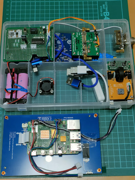 MASAFUKUI2's tweet image. #PlutoSDR #Transceiver の4号機製作中
主な仕様
送信:1.2Gバンドオールモード +DATV(DVB)送信
受信:70MHz～6GHz全帯域
出力:1W
18650リチウム電池内蔵で3時間連続運用
筐体はDaisoの部品ケースB5サイズ 200円
7inchディスプレイ

#Hamradio #DIY #1200MHz #DVB #portsdown4 #Langstone