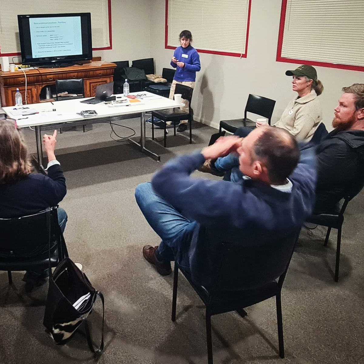 👋 We're in Bendigo with producers who've  travelled 2+ hours to share &amp; learn about Confinement Feeding.

HUGE opportunity to tap into known research, a new project &amp; that impt 
👨‍🌾&lt;-&gt;👩‍🌾 learning! 

Looking forward to  #Bathurst, #Cumnock &amp; #Uralla.... + online (details soon)!