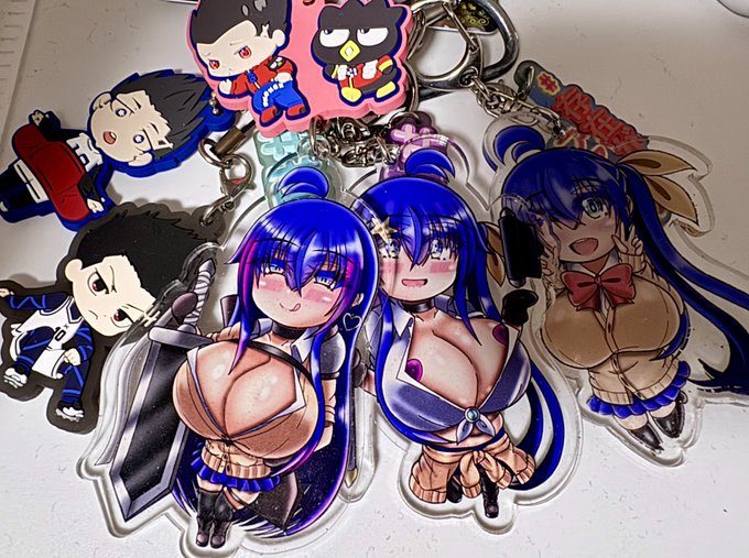 家の鍵に付けてこの状態で持ち歩いてるけど流石に多いな…杏奈ちゃんと馬狼が好きすぎて…。
今回の夏コミでレンジャー杏奈ちゃんアクキー出すので異世界杏奈ちゃんシリーズもコンプリートか… 