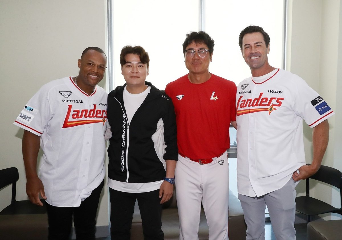 DanielKimW's tweet image. Adrian Beltre and Cole Hamels made the trip all the way to Korea to attend Shin-soo Choo’s retirement ceremony this weekend. Also met and spent time w/ #SSGLanders minor leaguers yesterday. #AllforTX #MLB #KBO