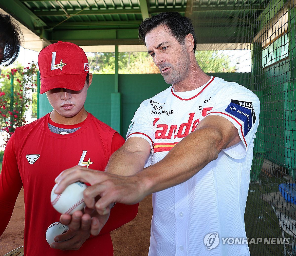 DanielKimW's tweet image. Adrian Beltre and Cole Hamels made the trip all the way to Korea to attend Shin-soo Choo’s retirement ceremony this weekend. Also met and spent time w/ #SSGLanders minor leaguers yesterday. #AllforTX #MLB #KBO