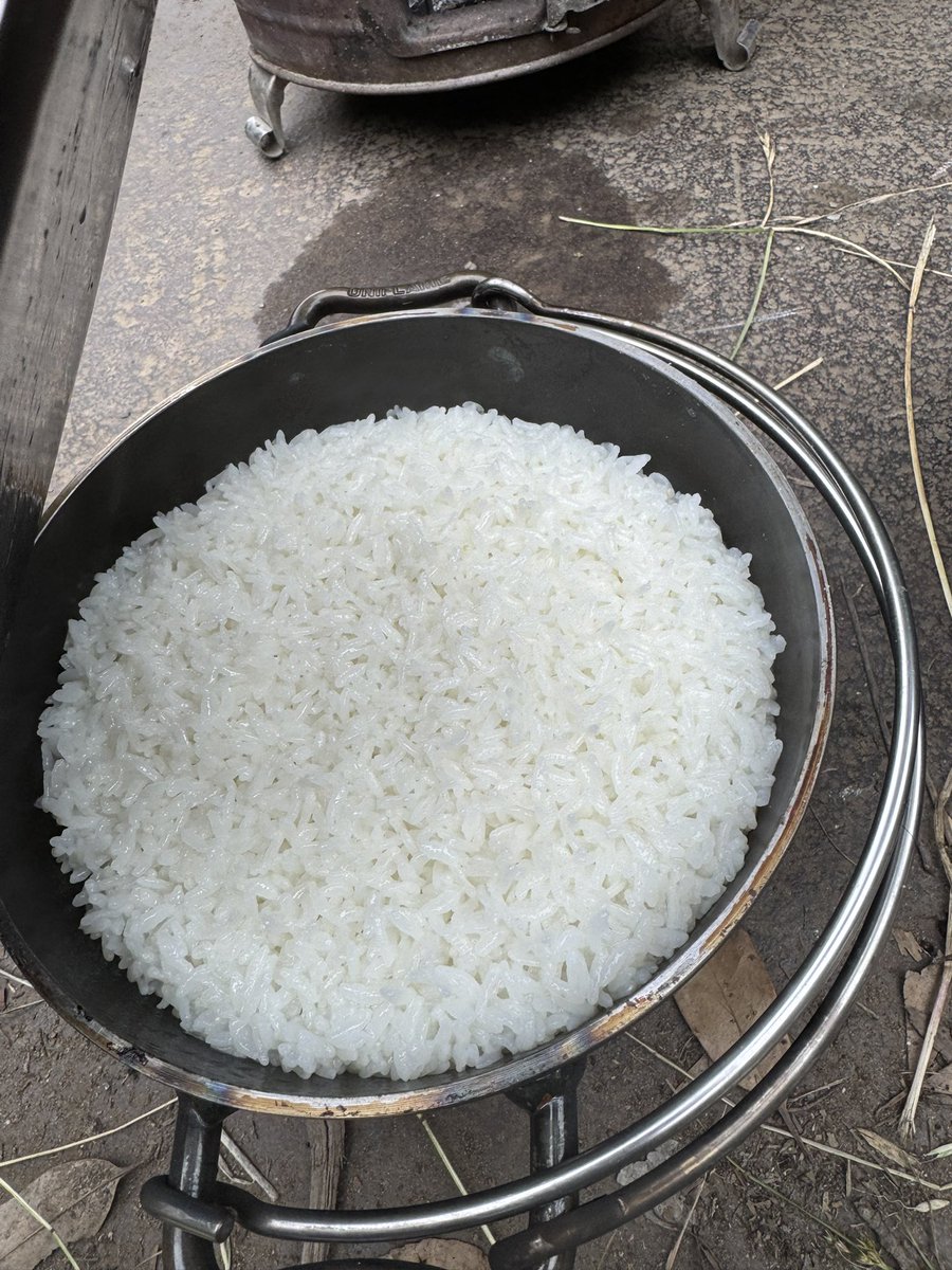 薪で炊いたご飯でカレーライス。
みんなで外で作って食べると楽しくて美味しい。