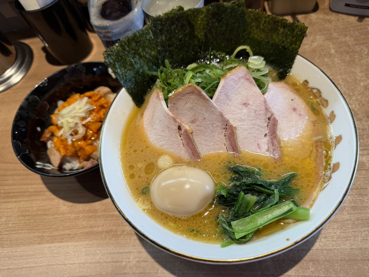 野良裏家
チャーシューメン、裏、九条ネギ、半まぶしご飯
前回が衝撃的な美味さだったけど今日も超えてくる美味さ！更にカエシの香り旨味強くなってるけどめっちゃバランスいい！また次食べるのが楽しみだ！