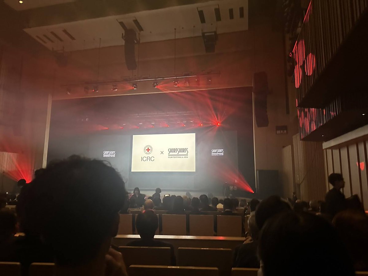 赤十字国際委員会 (@icrc_jp) on Twitter photo 【ご覧いただきありがとうございました!】
10周年を迎えた「#戦争と生きる力プログラム supported by 赤十字」
昨日、全ての上映が終了しました🎞
今年は戦後80年。
世界の片隅で”終戦”を待ち望んでいる人たちに日本からもエールを送りましょう📣
写真は <a href="/s_s_f_f/">国際短編映画祭 SSFF & ASIA</a> アワードセレモニーの様子です🏆 【ご覧いただきありがとうございました!】
10周年を迎えた「#戦争と生きる力プログラム supported by 赤十字」
昨日、全ての上映が終了しました🎞
今年は戦後80年。
世界の片隅で”終戦”を待ち望んでいる人たちに日本からもエールを送りましょう📣
写真は <a href="/s_s_f_f/">国際短編映画祭 SSFF & ASIA</a> アワードセレモニーの様子です🏆