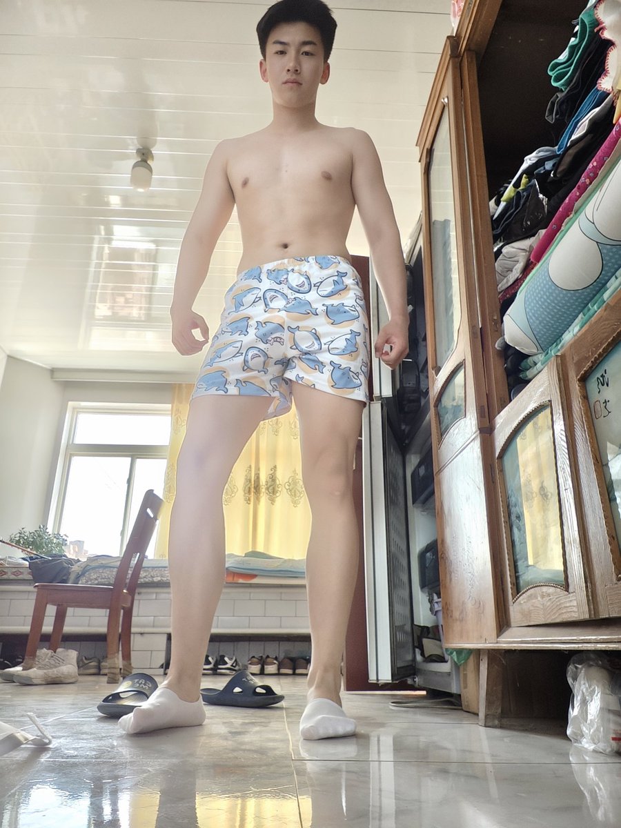 狗儿子们喜欢你爹这个角度吗贱狗们知道该干什么了吗？需要定制视频的加你爹微信。