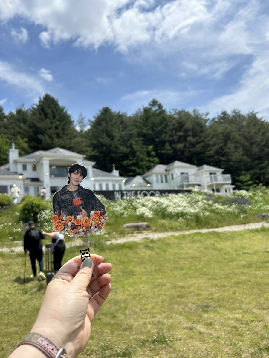 corida_corida's tweet photo. 絵に描いたような聖地巡礼
 #BTS https://t.co/Uq4paYuPec