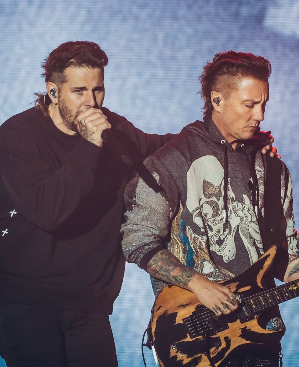 ✨Matt &amp; Syn✨
😮🎤🫂🙂‍↕️🎸
Avenged Sevenfold show performance in <a href="/rockforpeople/">Rock for People</a> 🇨🇿 11/06 
📸: @vojtechmervart /@klapper.cz