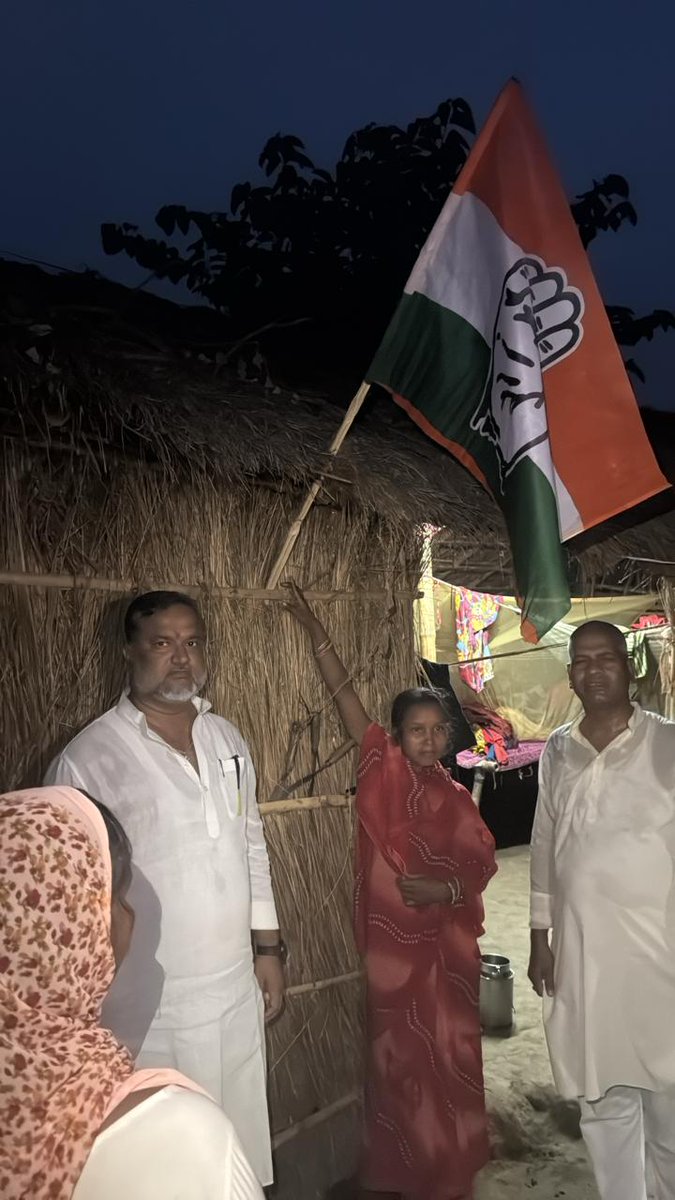 Naliniranjanjha's tweet photo. कल शाम में अपने 32बेनीपट्टी विधानसभा के अंतर्गत परजुआर पंचायत के पाठशाला के नजदीक मुसहरी टोल में हर घर कांग्रेस झंडा कार्यक्रम के तहत घर घर कांग्रेस झंडा लगाया गया,सैकड़ों कांग्रेस कार्यकर्ताओं के आवास पर कांग्रेस झंडा फहरा कर कांग्रेस के कार्यकर्ताओं में जोश स्थापित किया गया। https://t.co/gPhsif3iDu