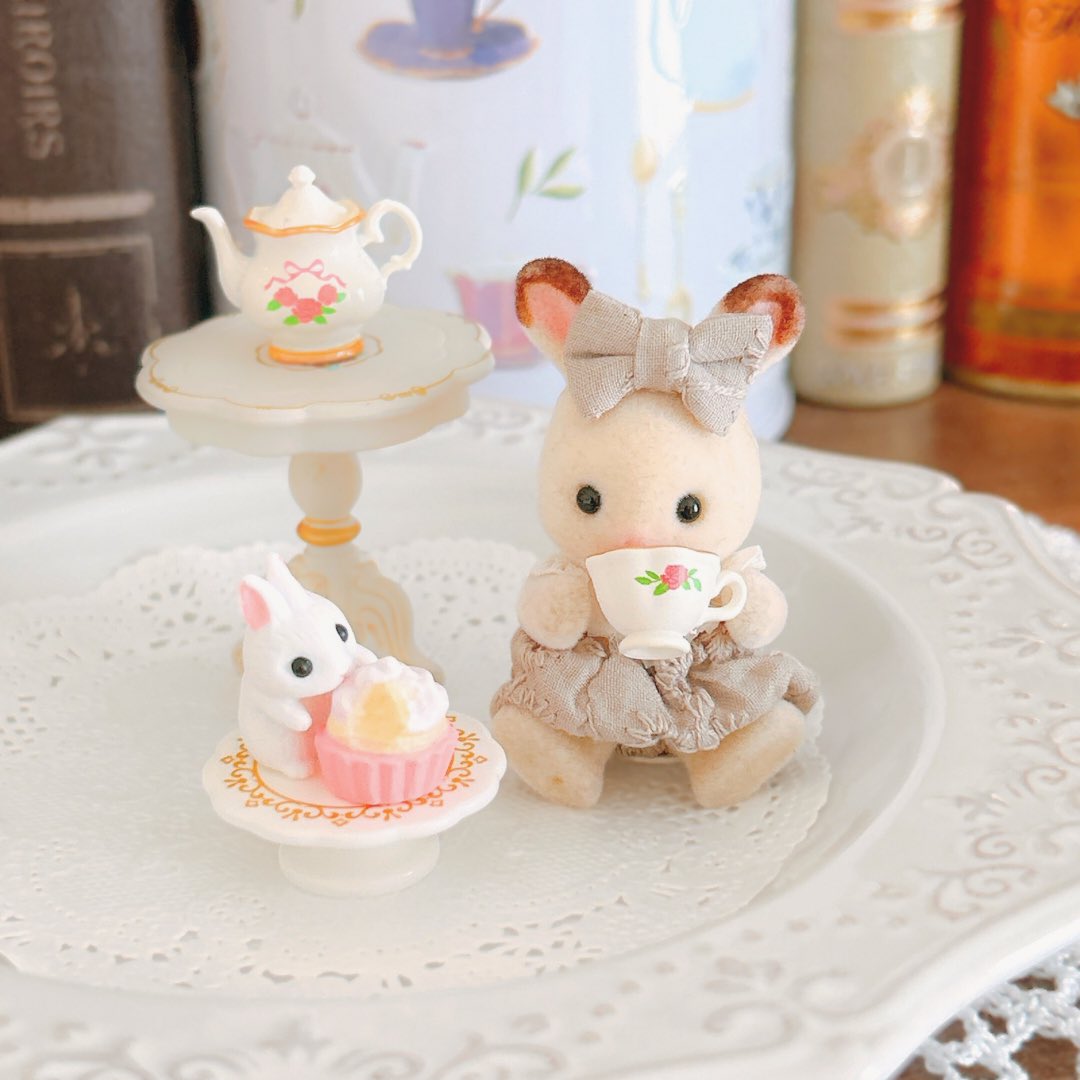 気になっていたうさぎ洋菓子本舗のガチャに出会えたので一度だけ。
シルバニアと並べると本当にサイズ感が可愛らしいです🫖✨
#シル活