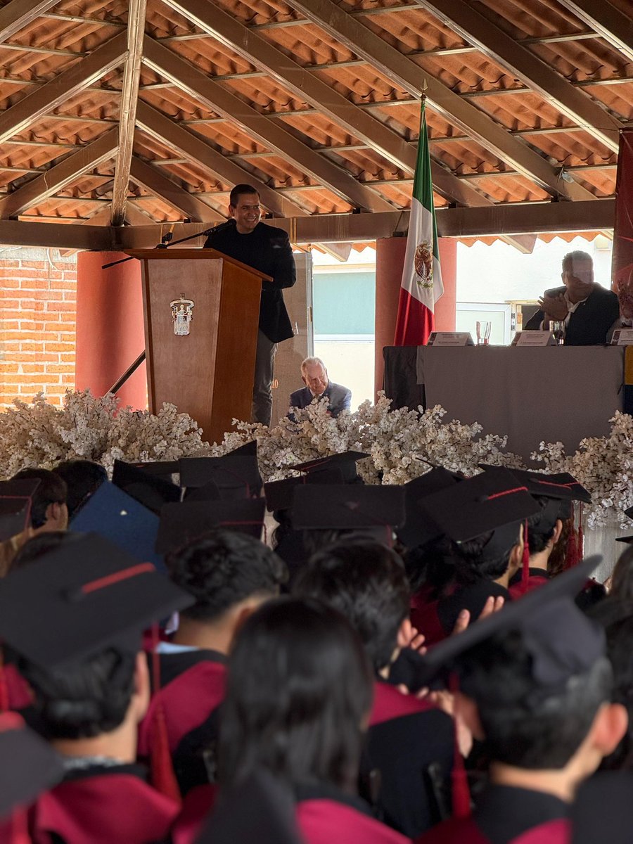 CesarBarbaD's tweet image. Hoy asistí al acto académico de la Preparatoria de Villa Corona y su Módulo de Acatlán, con la alta distinción de ser Padrino de Generación.
¡Enhorabuena a mis ahijados y ahijadas! Que este paso tan importante en sus vidas sea solo el inicio de un camino lleno de logros y éxitos.