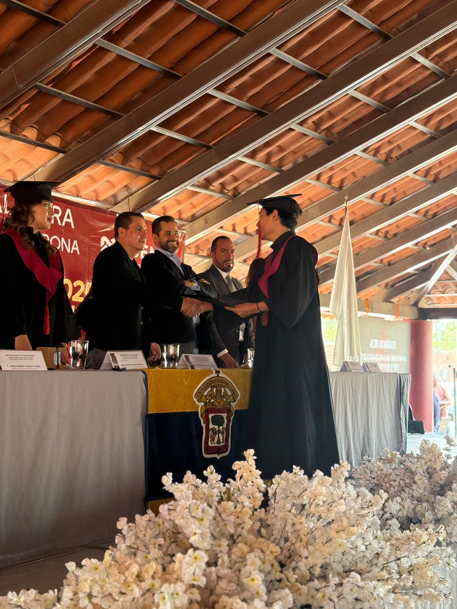 CesarBarbaD's tweet image. Hoy asistí al acto académico de la Preparatoria de Villa Corona y su Módulo de Acatlán, con la alta distinción de ser Padrino de Generación.
¡Enhorabuena a mis ahijados y ahijadas! Que este paso tan importante en sus vidas sea solo el inicio de un camino lleno de logros y éxitos.